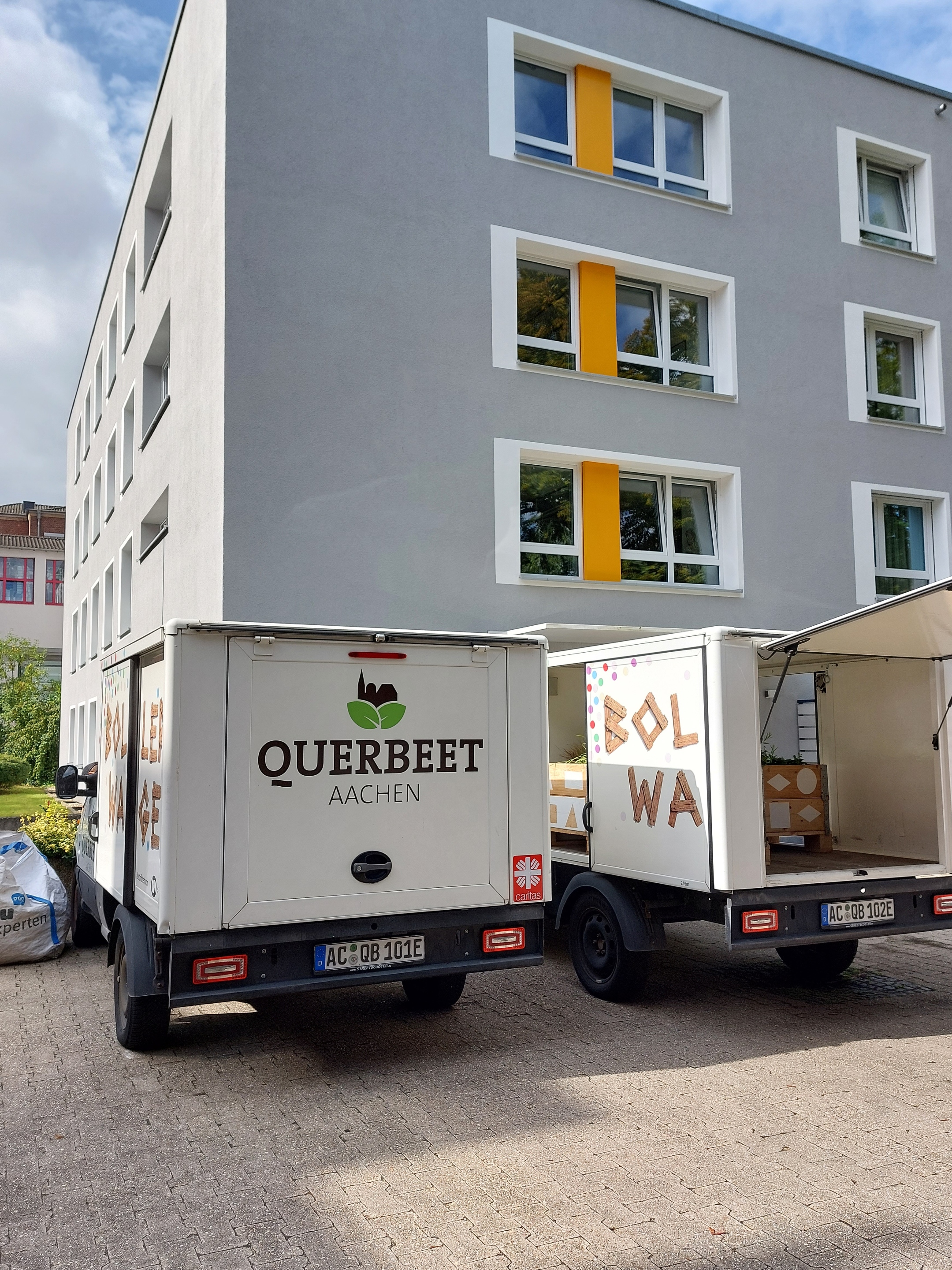'Bollerwagen' des Projekts 'Querbeet' der Suchthilfe der Caritas Aachen vor der Akademie