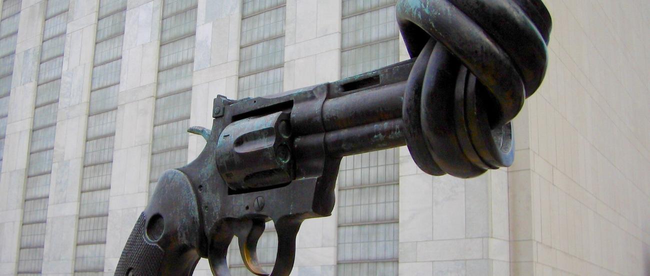 Carl Fredrik Reuterswärd, 'Non-Violence', 1984, Skulptur vor dem UN-Hauptsitz in New York