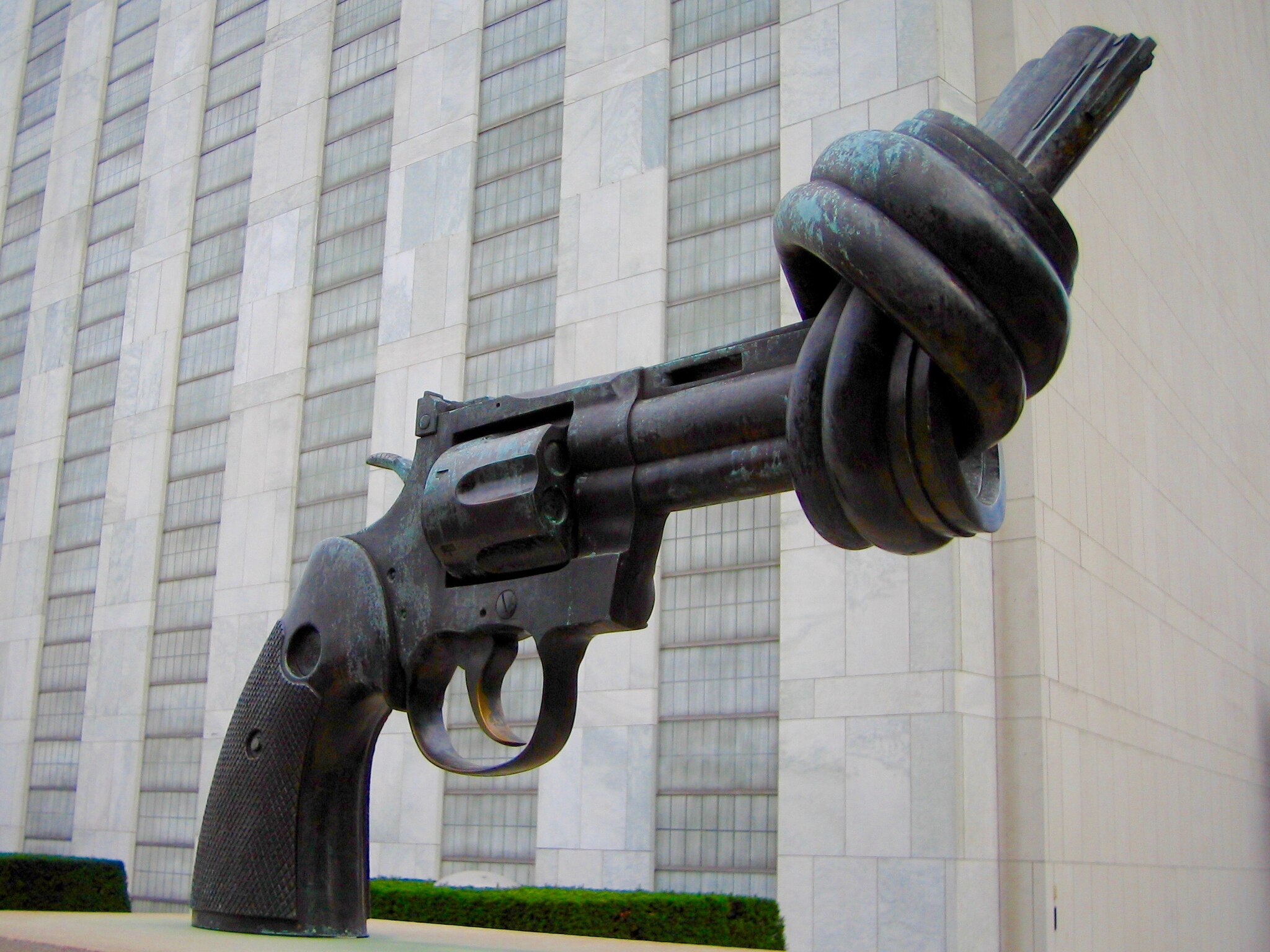 Carl Fredrik Reuterswärd, 'Non-Violence', 1984, Skulptur vor dem UN-Hauptsitz in New York