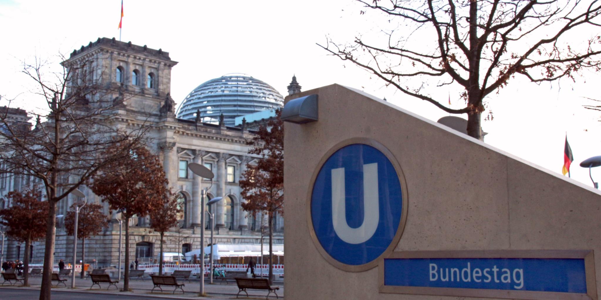 Bundestag mit U-Bahn-Station