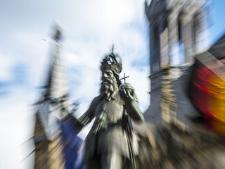 Verwischtes Bild der Statue Kaiser Karls vor dem Aachener Rathaus mit Europaflagge und Deutschlandflagge)