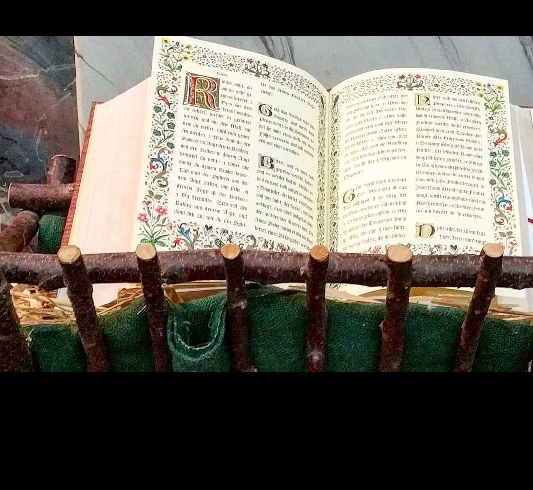 aufgeschlagene Bibel in der Weihnachtskrippe, Adventsgottesdienst St. Brigida, Venwegen