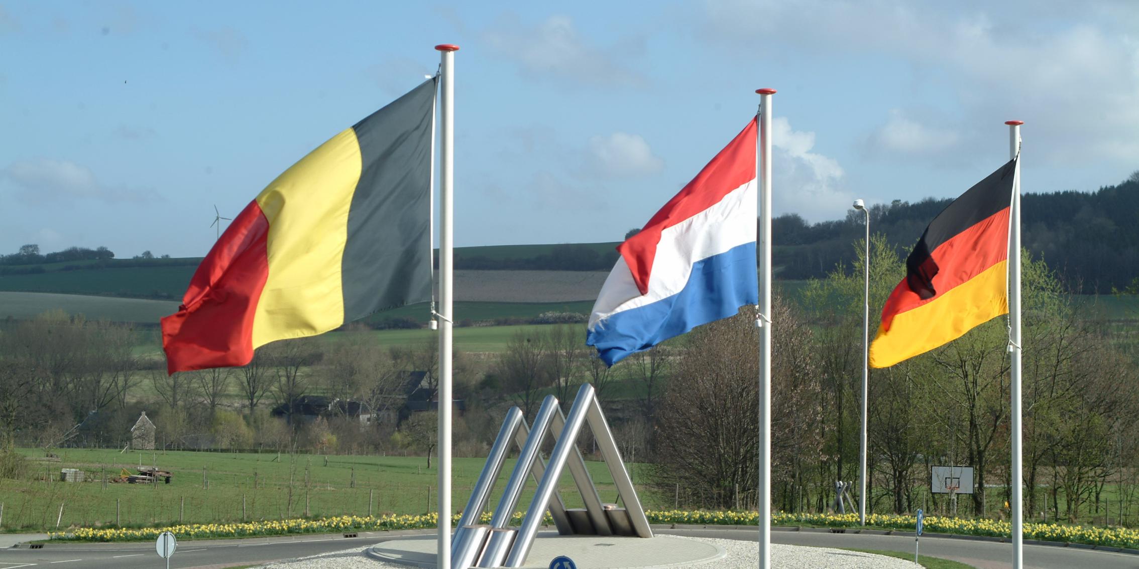 Dreiländerfahnen in Vaals