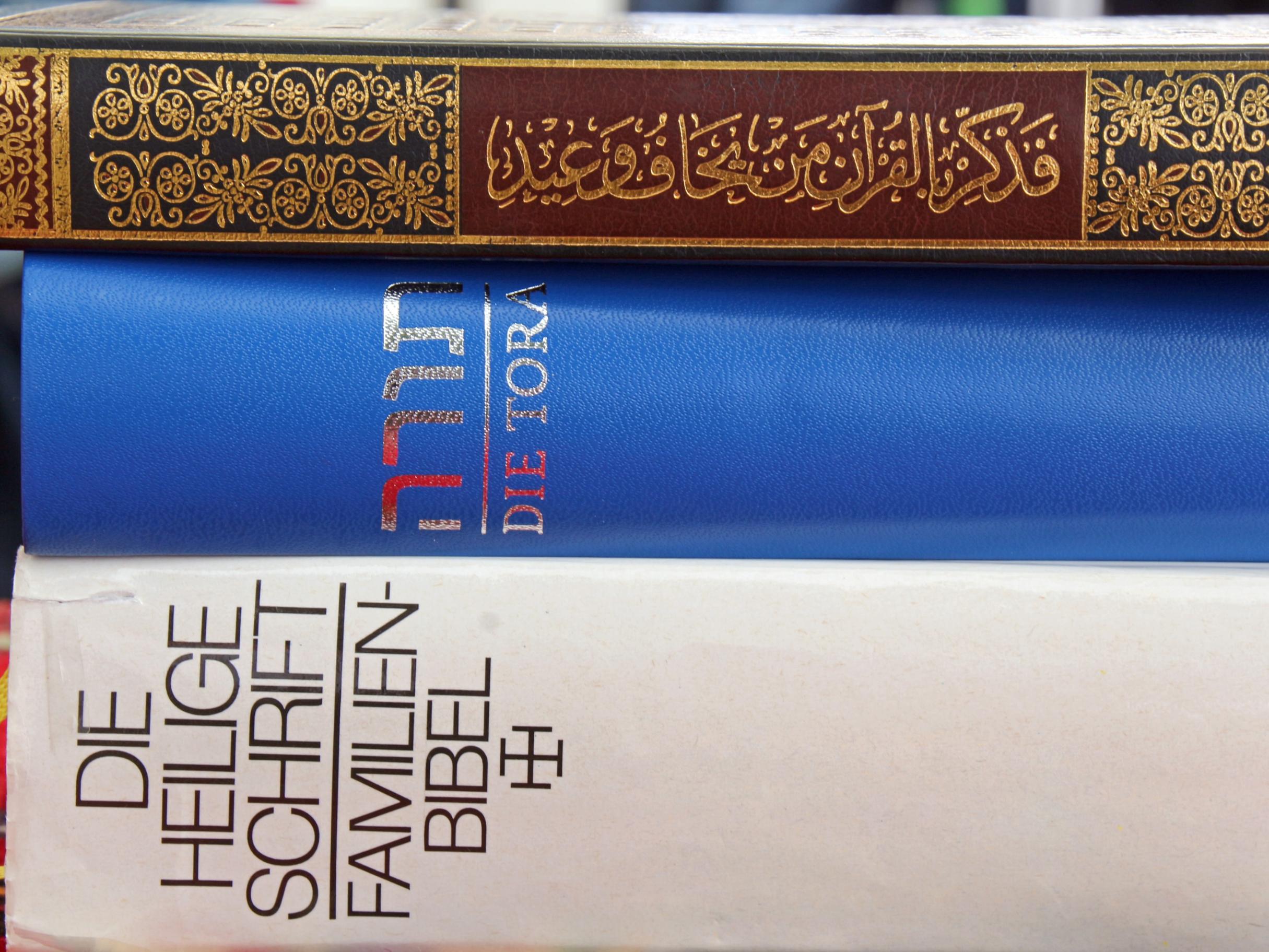 Tora, Bibel und Koran als Bücherstapel
