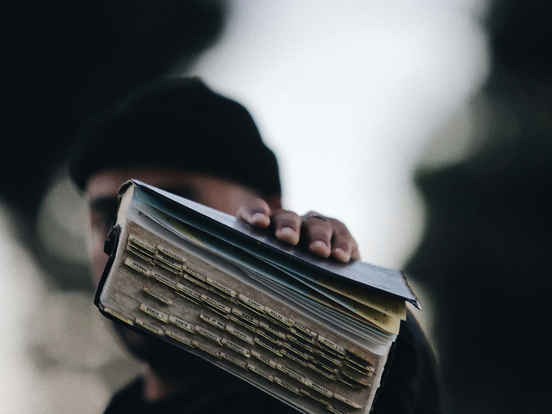 Hand einer Schwarzen Person mit Bibel