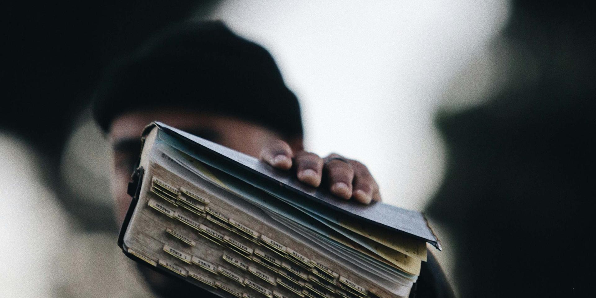Hand einer Schwarzen Person mit Bibel