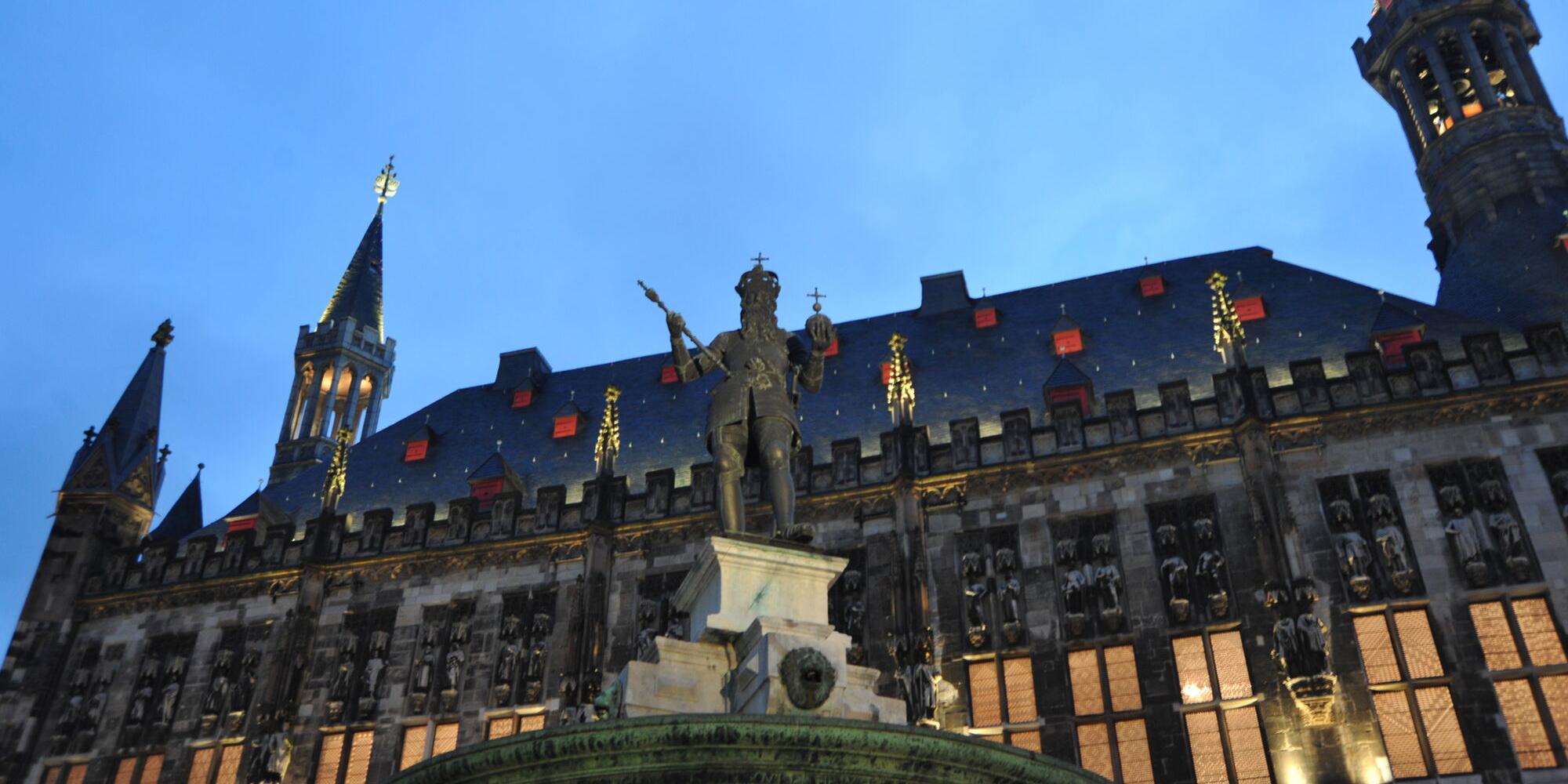 Brunnen mit der Statue Kaiser Karls auf dem Aachener Markt vor dem Rathaus