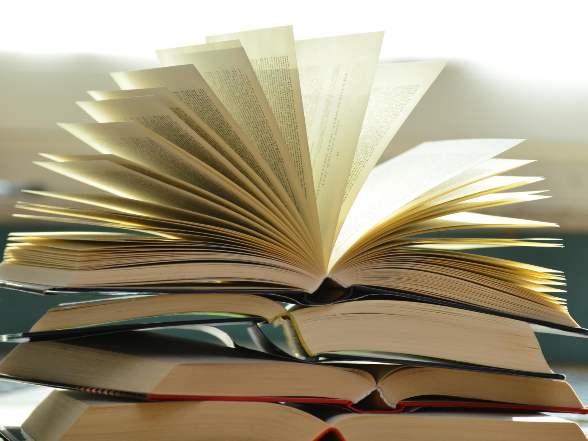 Stapel geöffneter Bücher